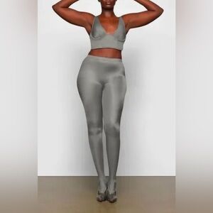 SKIMS NWT Glissenette Footed Leggings in the color Thunder Grey size XXS